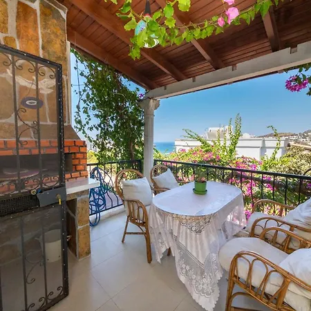 Lovely House With Astonishing View In Gumusluk, Bodrum דירה
